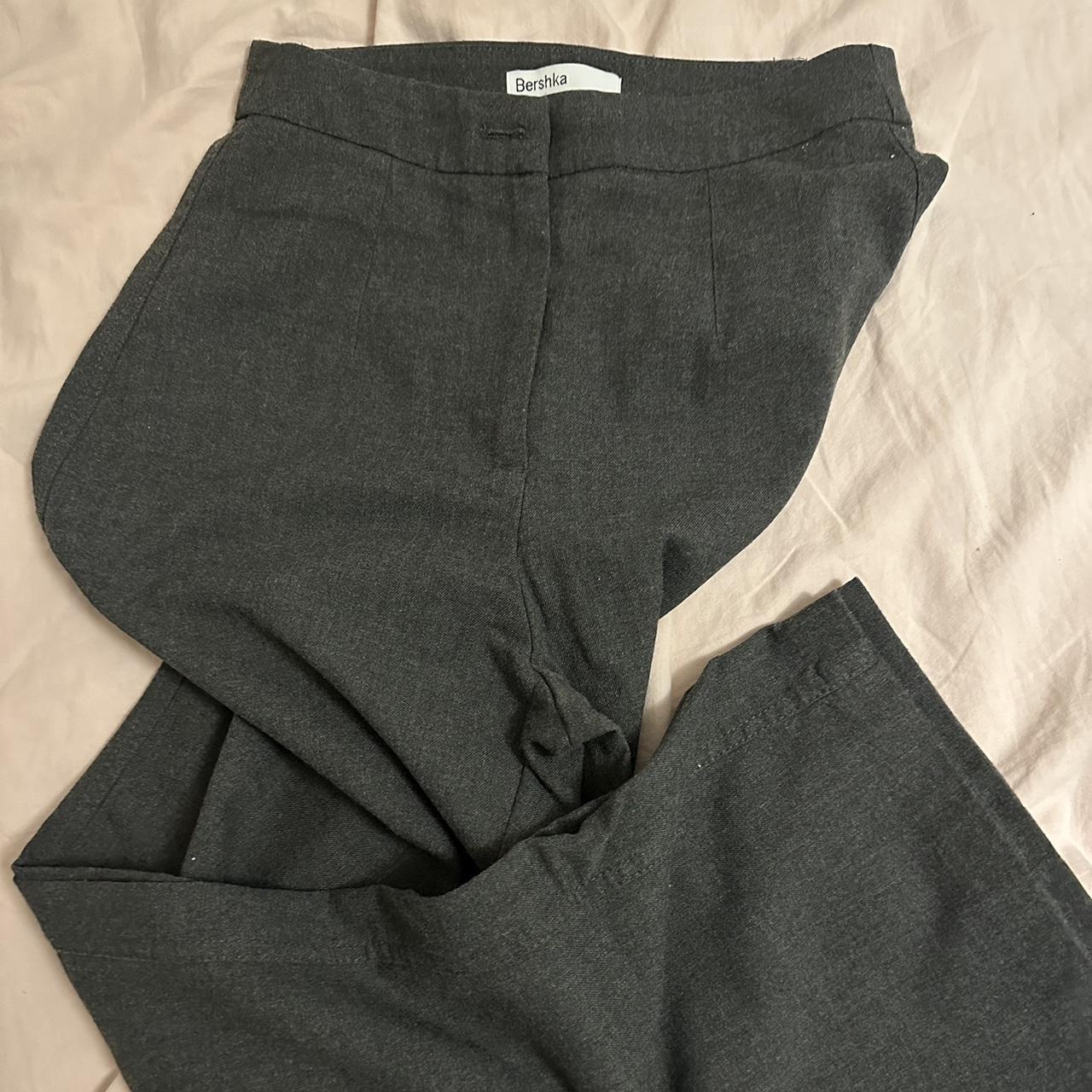 Bershka Graue Anzug/Stoffhose Bei Fragen oder... - Depop