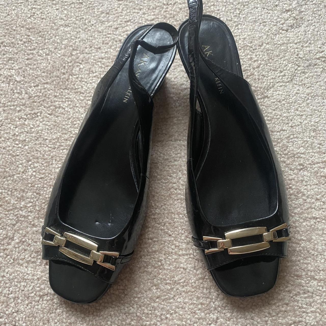 Anne Klein Women's Black and Gold Sandals | Depop