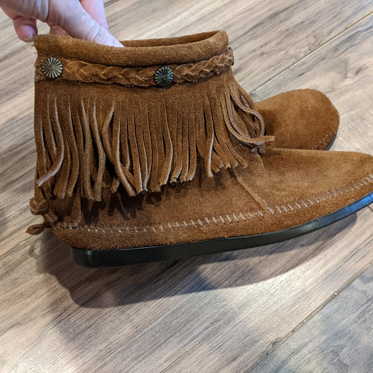 Minnetonka short hot sale fringe boots