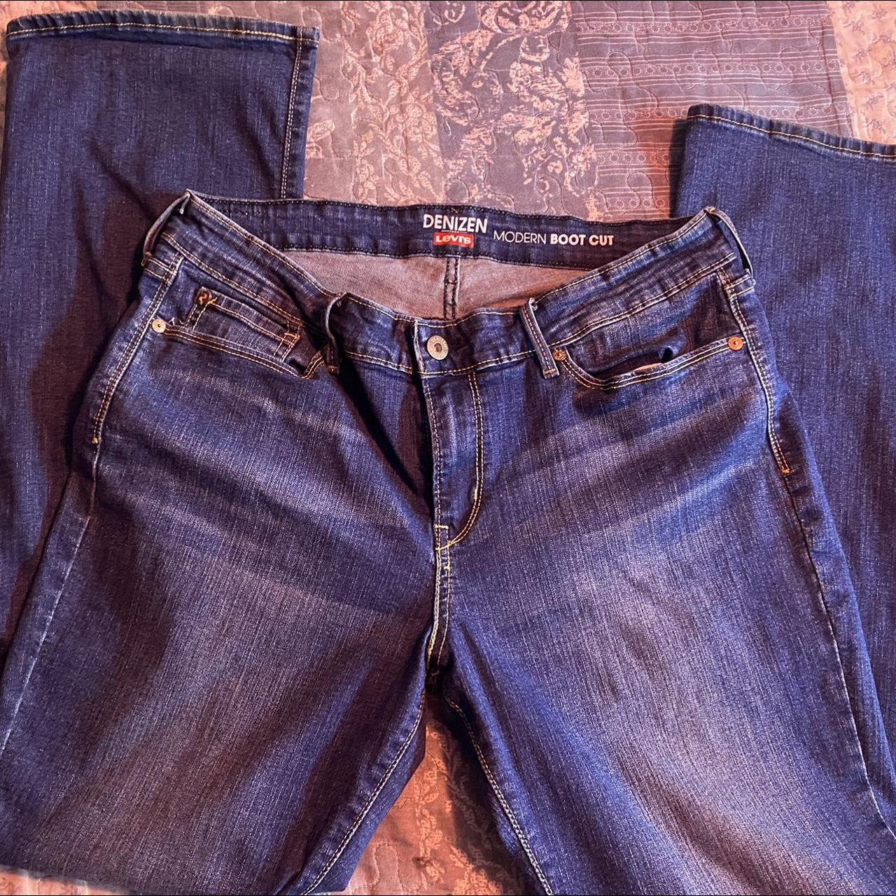 Levi's Women's Navy Jeans | Depop