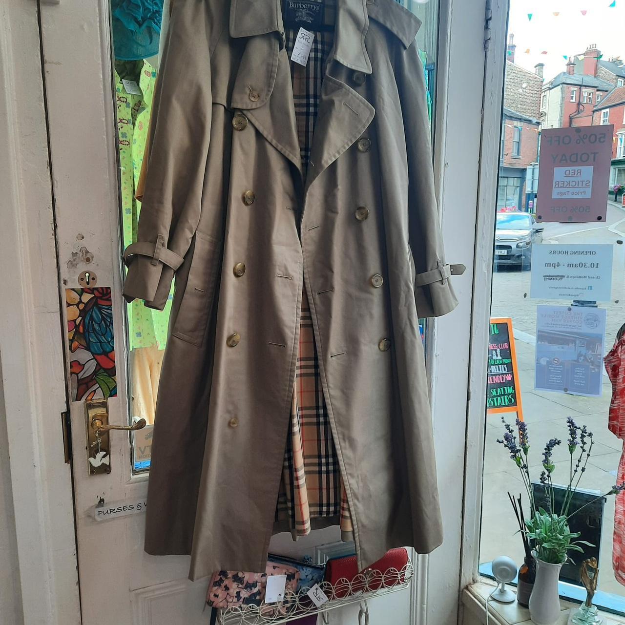 Women’s Burberry tan trench coat in Large, Rrp £1900