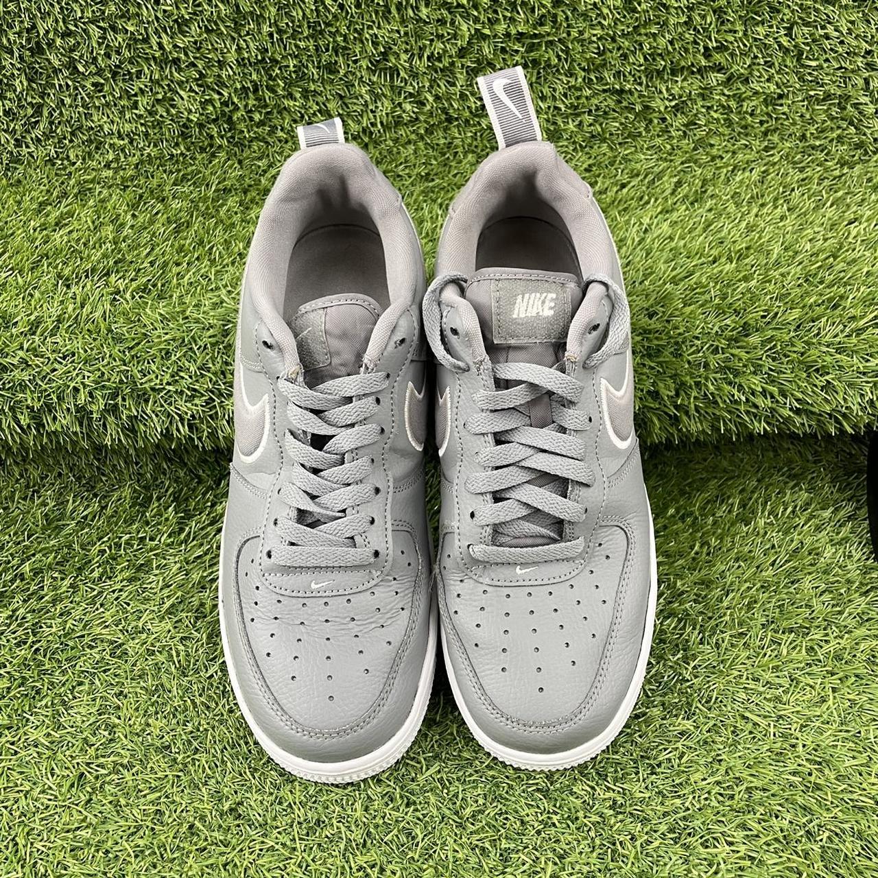 Nike Women's Grey and White Trainers Depop