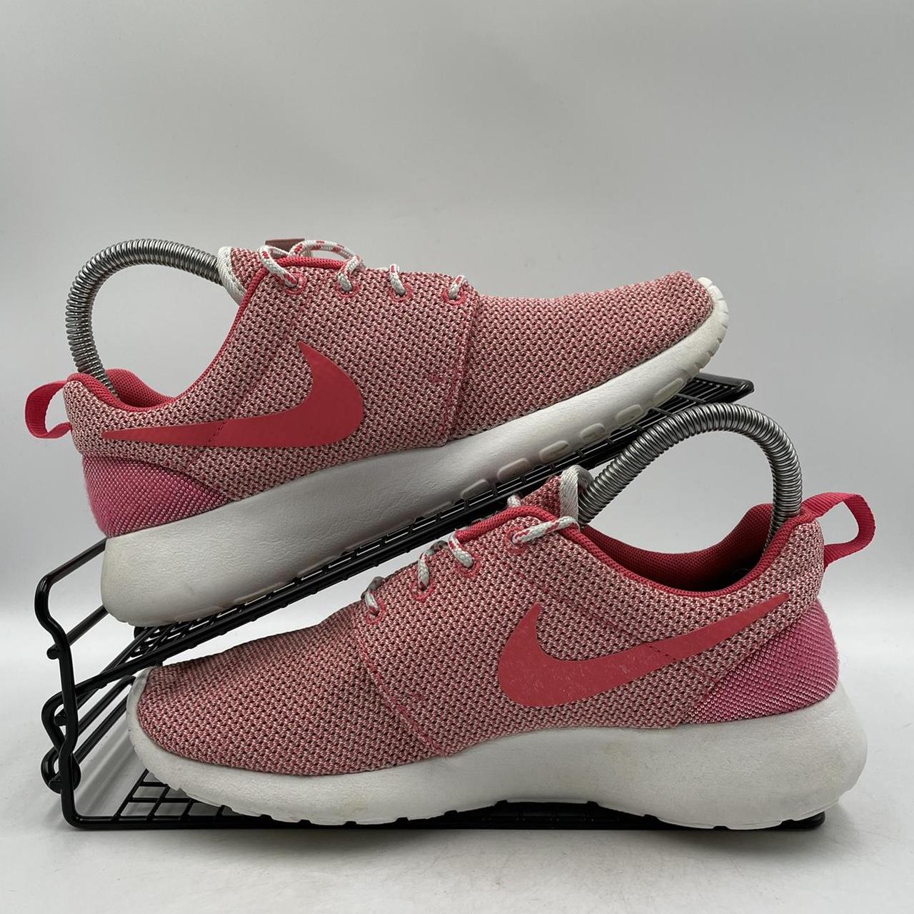 Pink nike best sale roshe size 2