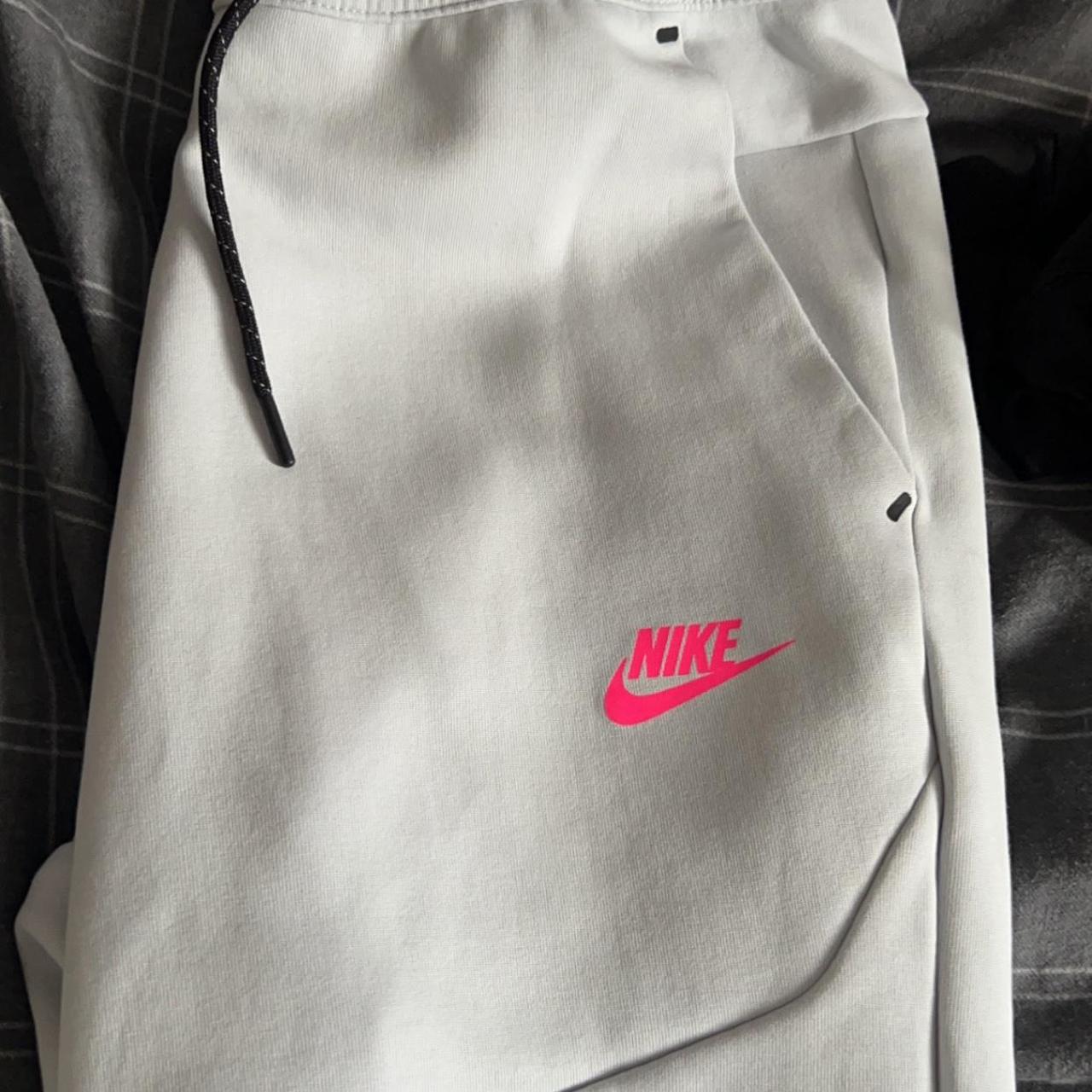 Grey nike joggers online red tick