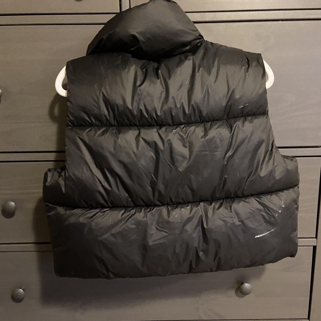 Black crop puffer vest - Depop