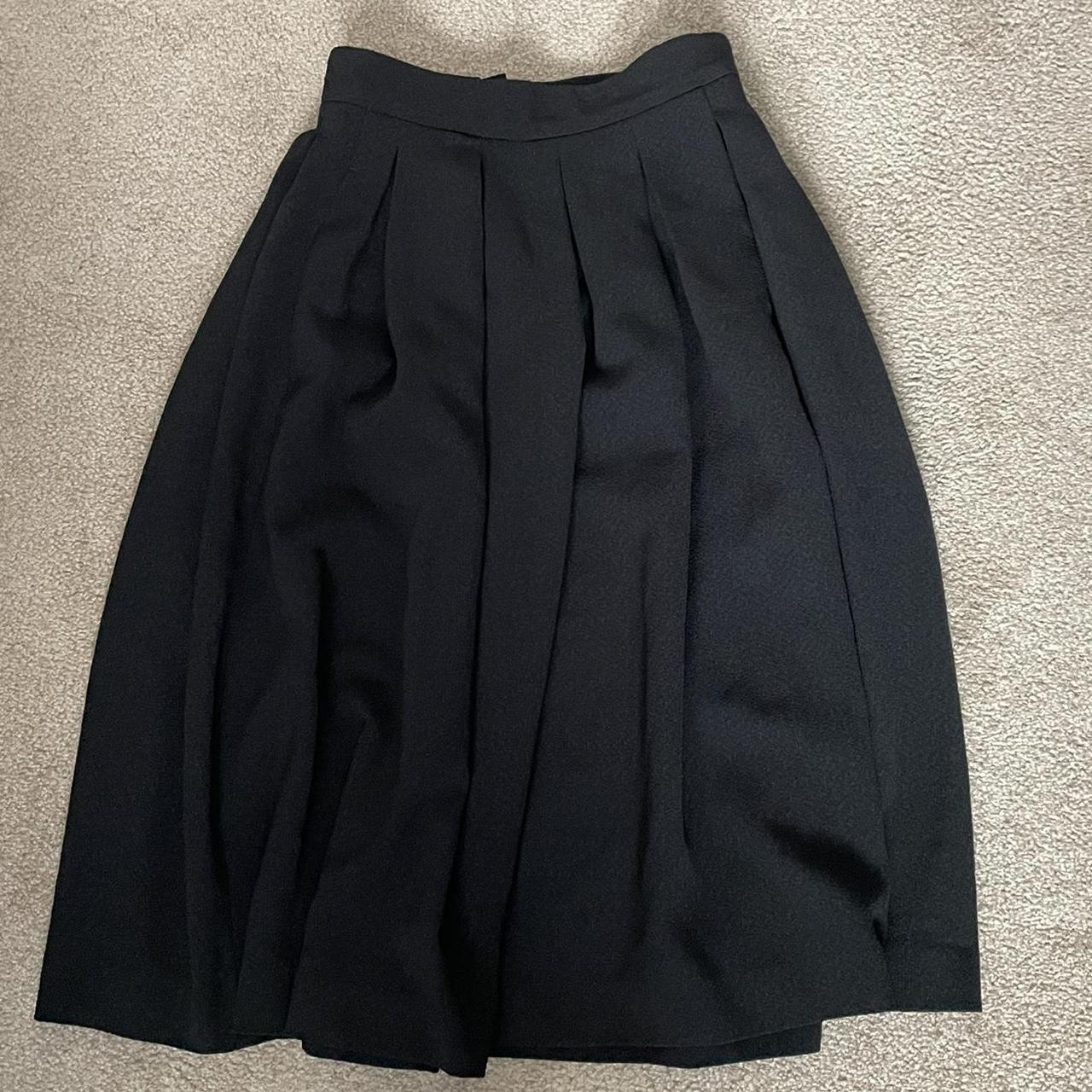H&M Black Midi Skirt Has pockets,