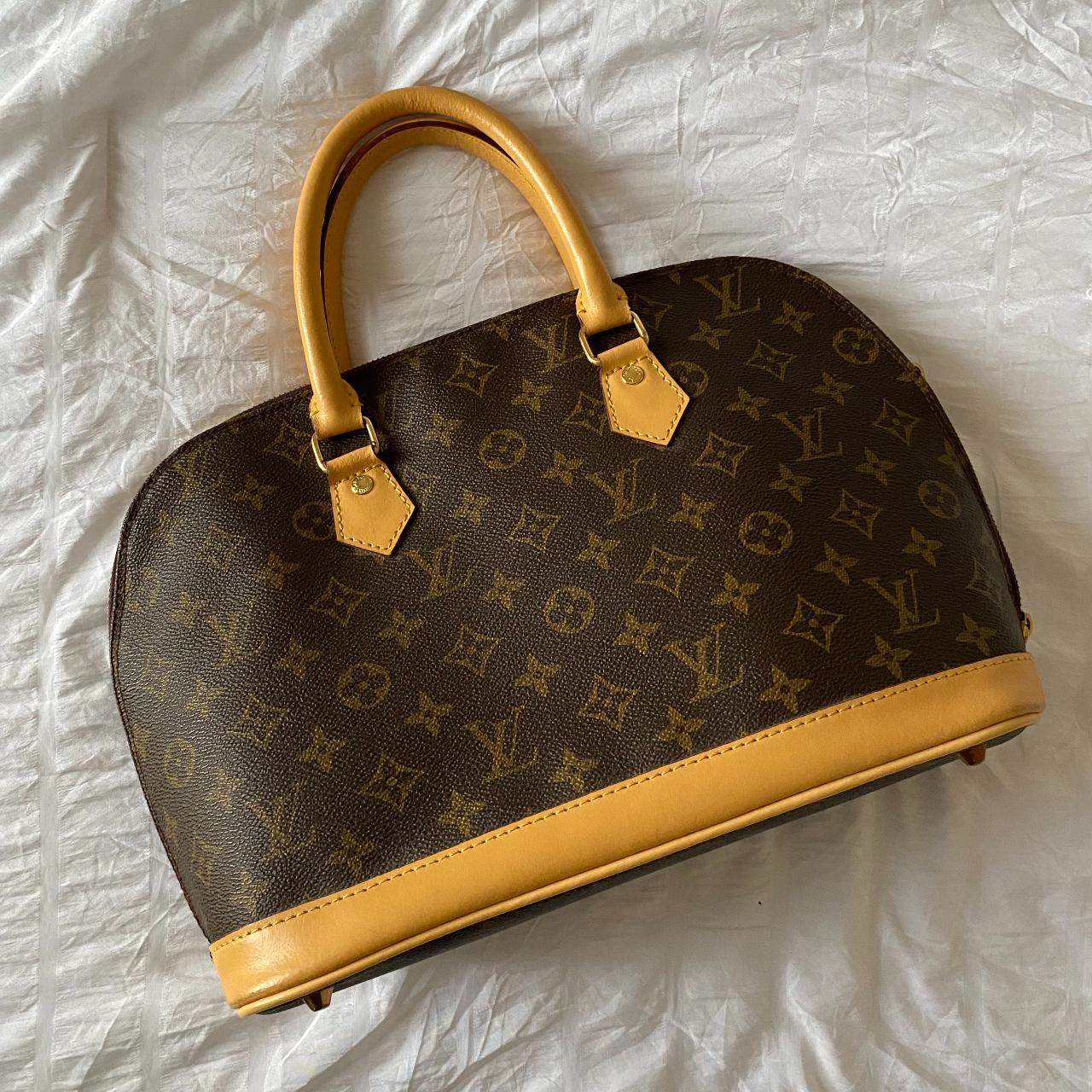 LOUIS VUITTON purse and wallet great condition. no - Depop
