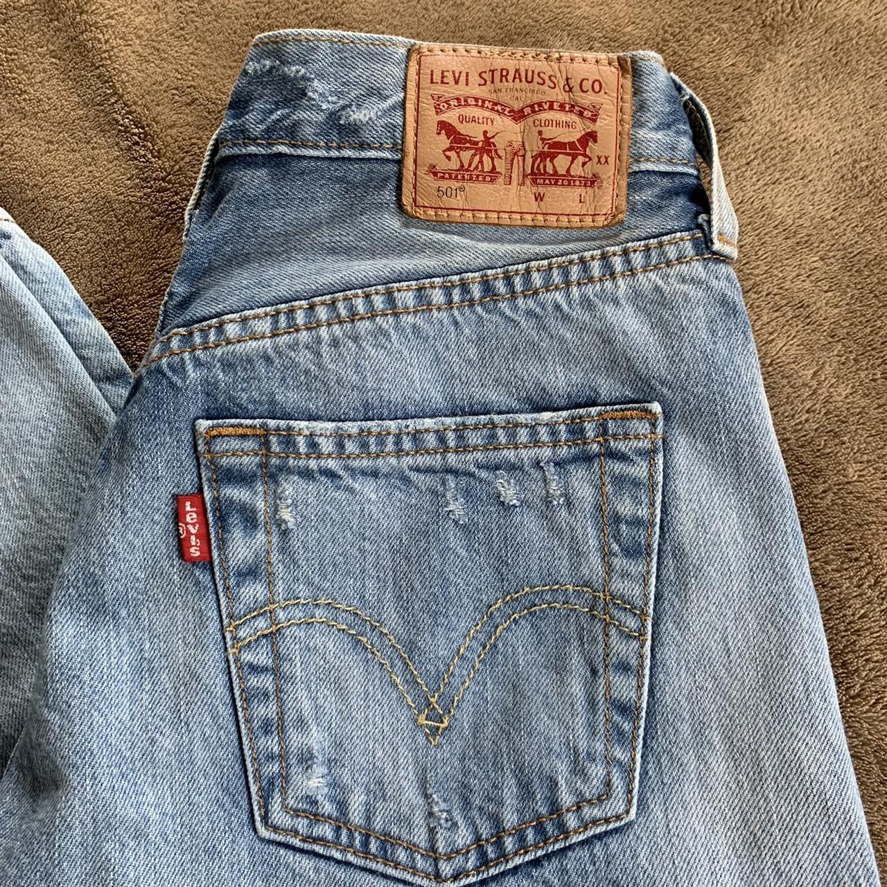 Levi 501 Jeans. W25 L32. I love these but they... - Depop