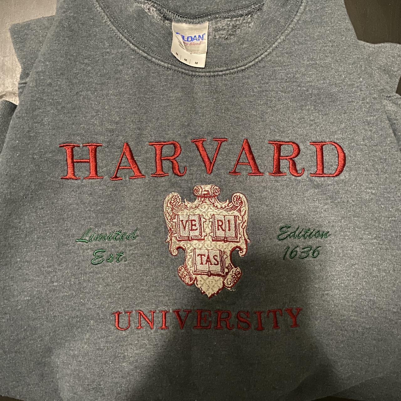 Gildan Harvard University Crewneck Medium - Depop