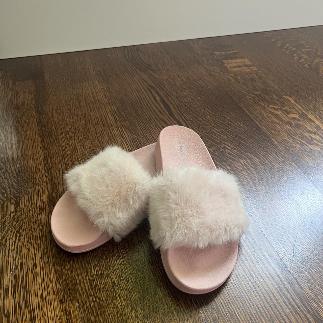 Steve madden pink sales fluffy slides