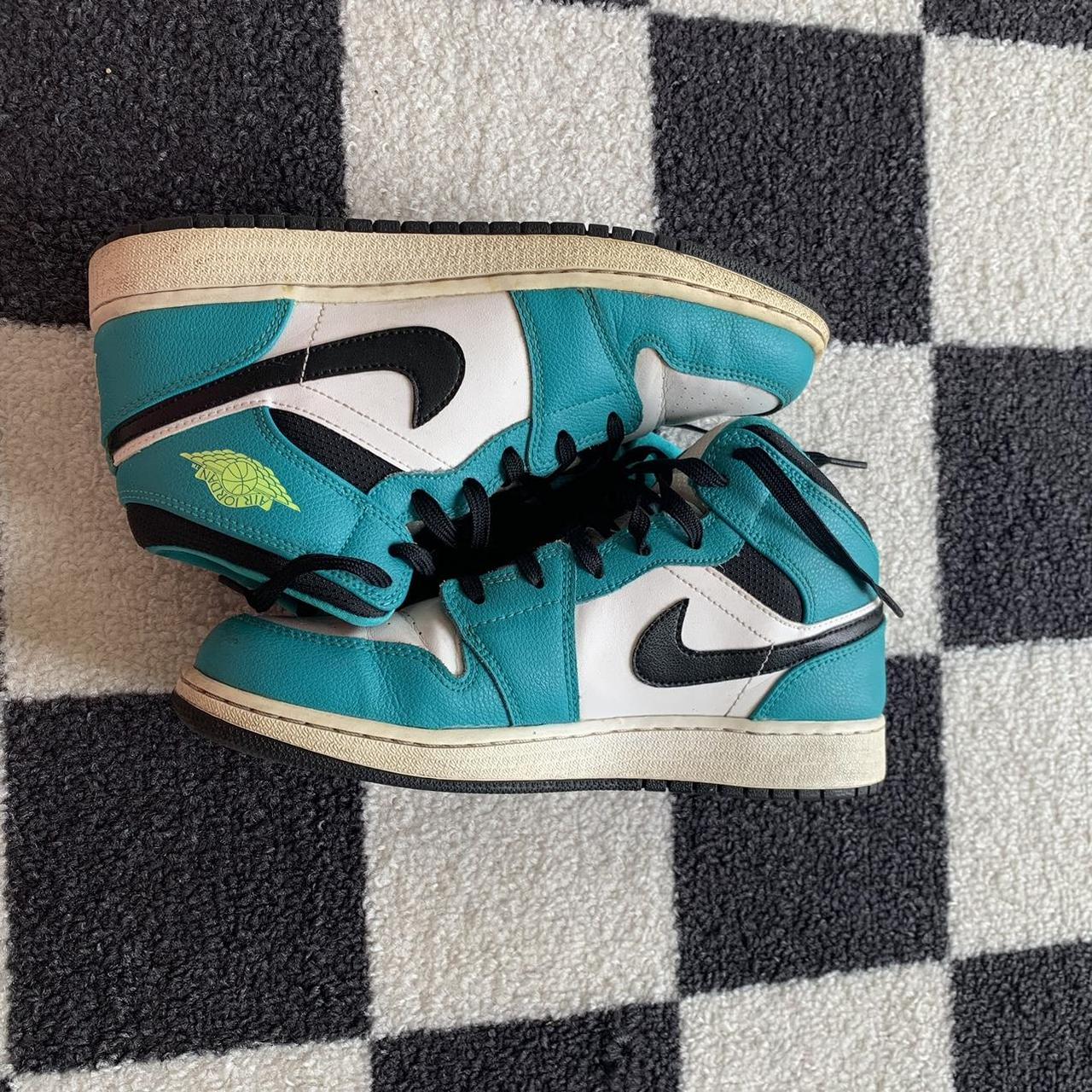 Looney tunes jordan 1 hot sale