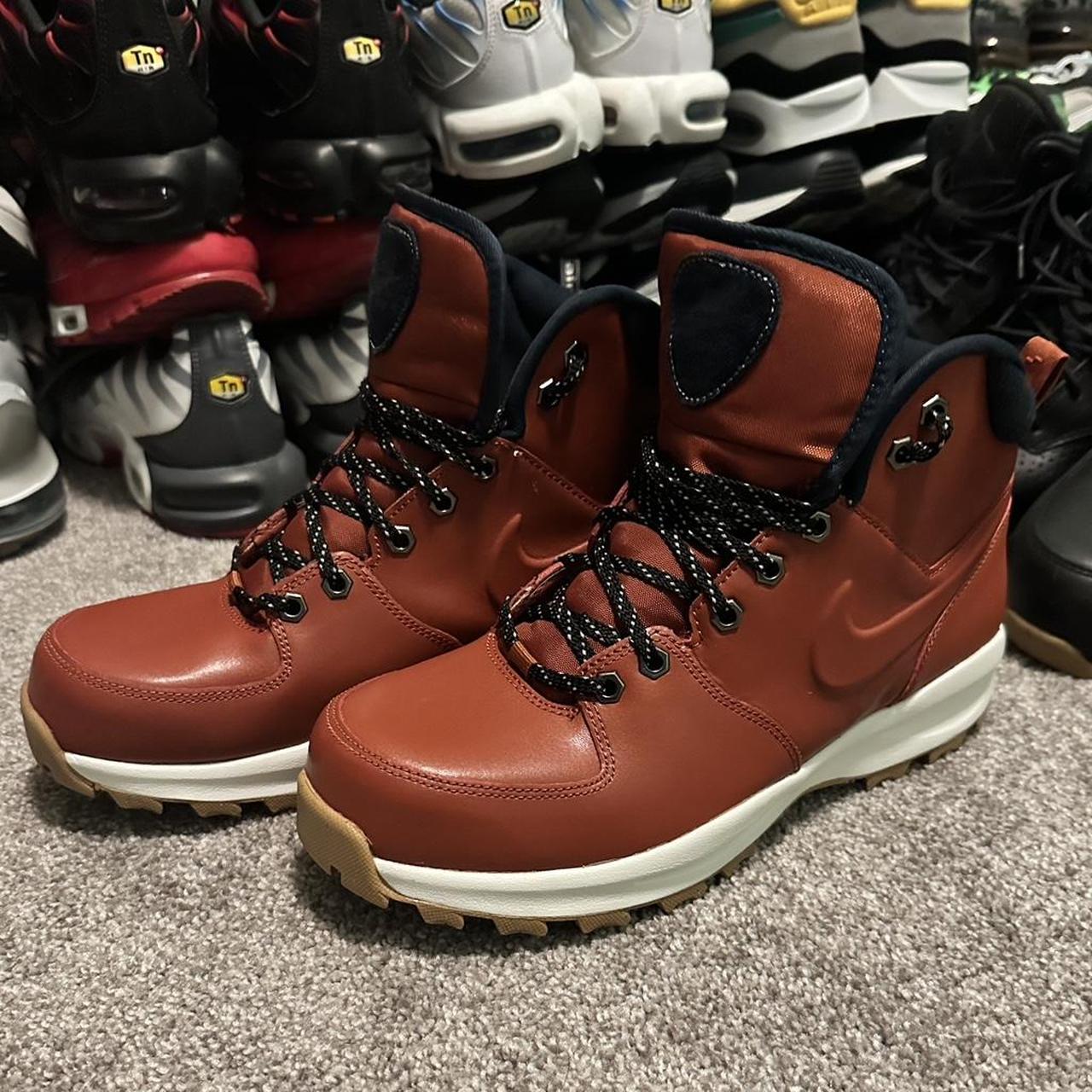 burgundy nike boots for men