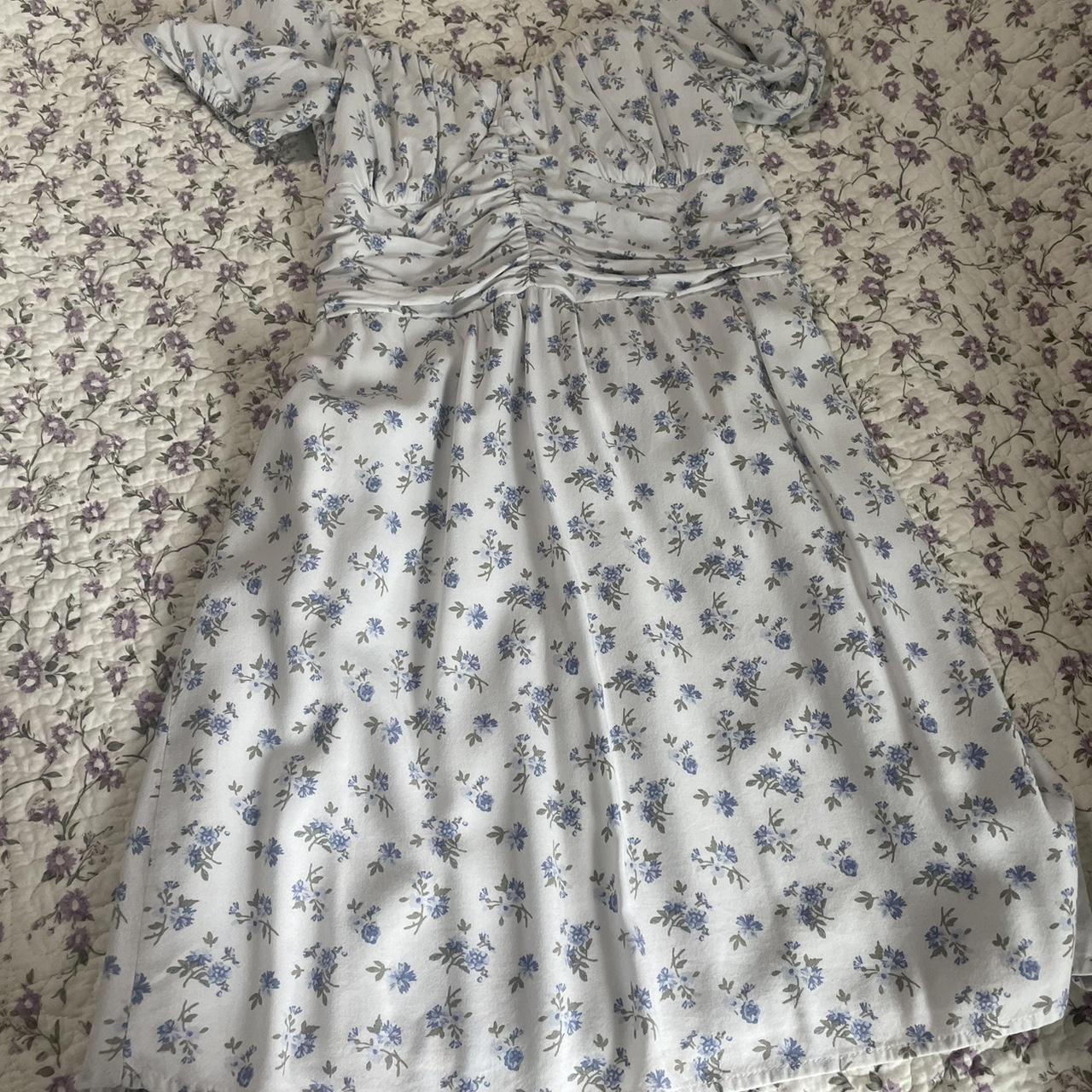 floral dainty hollister dress only flaw is that the... - Depop