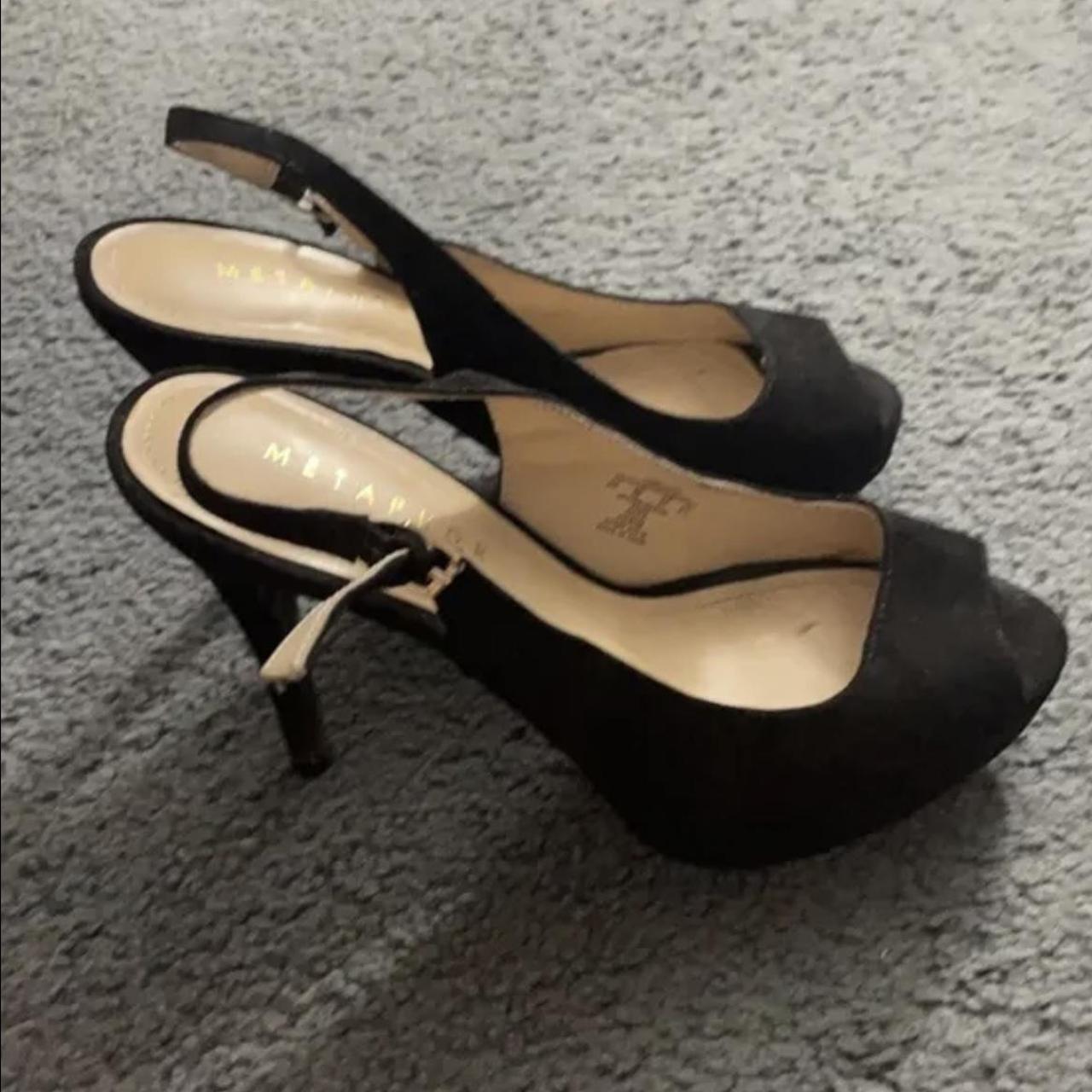 Fancy black outlet pumps