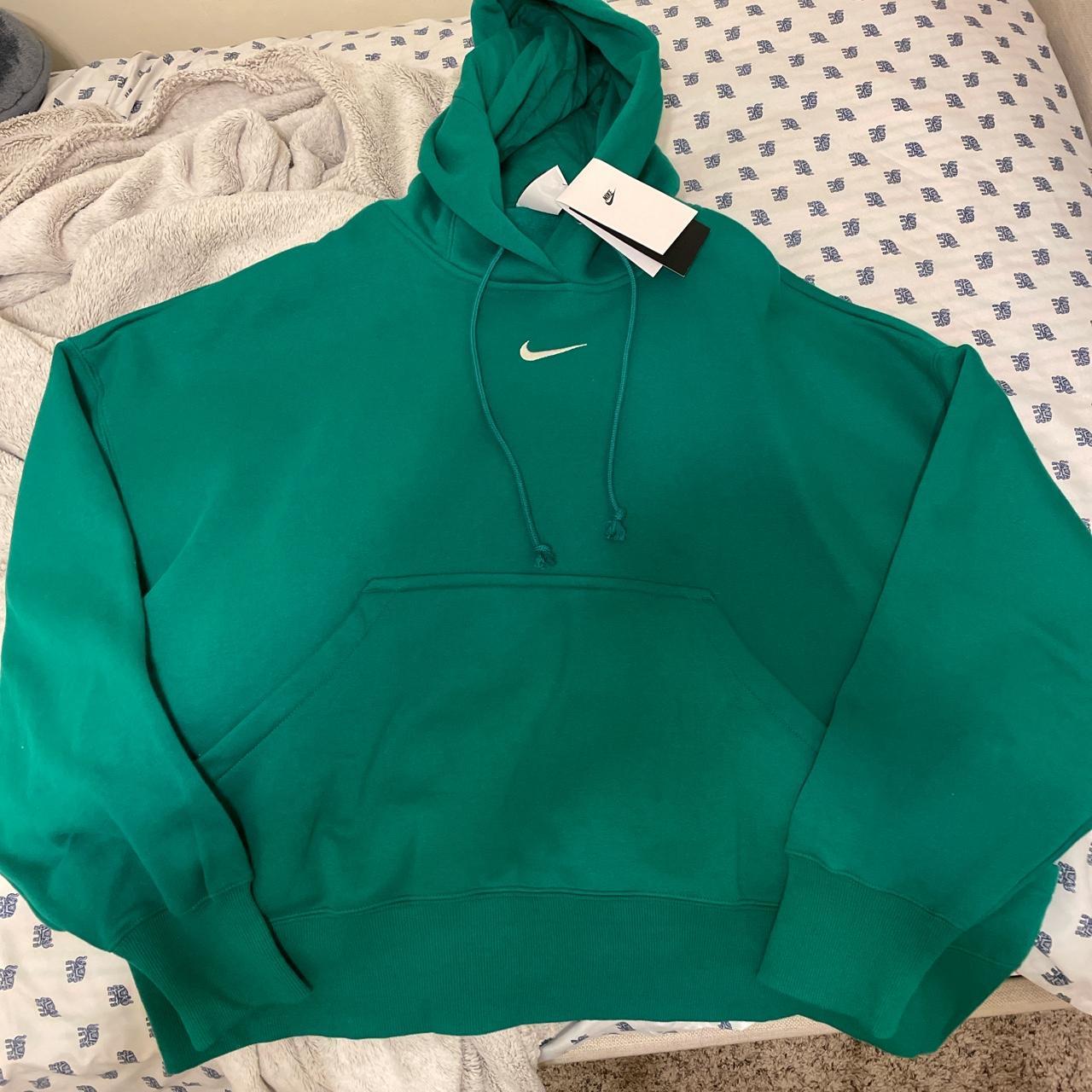 Nike Women's Green Sweatshirt Depop