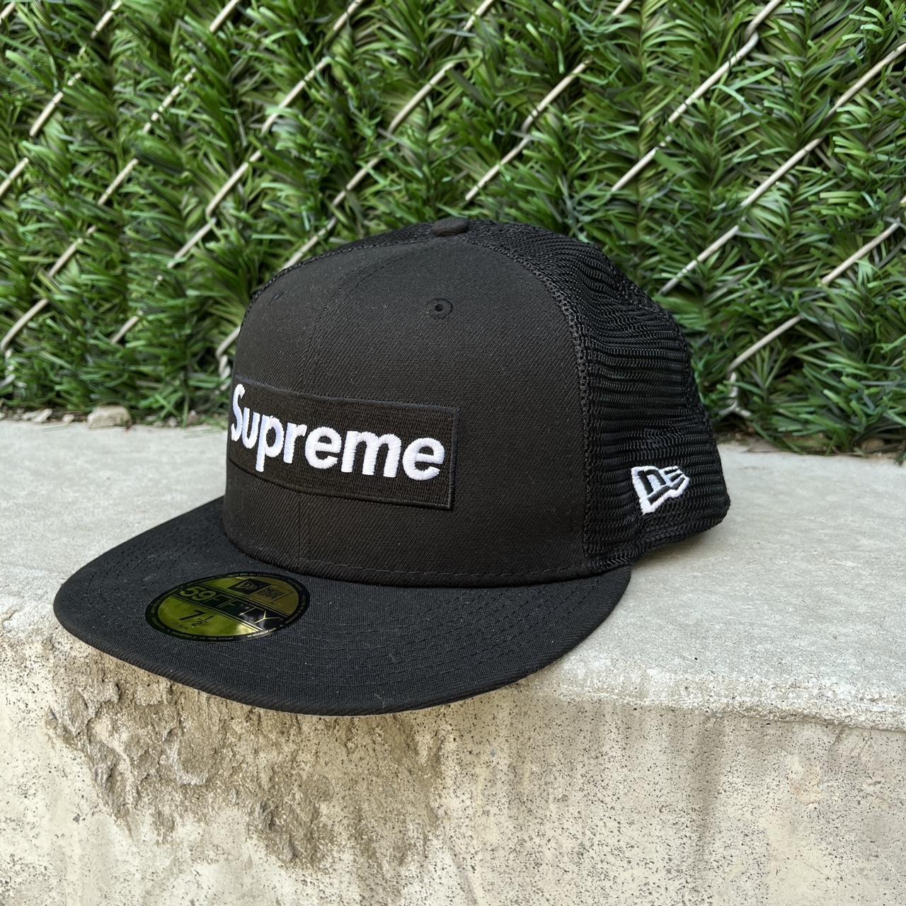 Supreme World Famous Trucker Hat (unisex), Size 7...