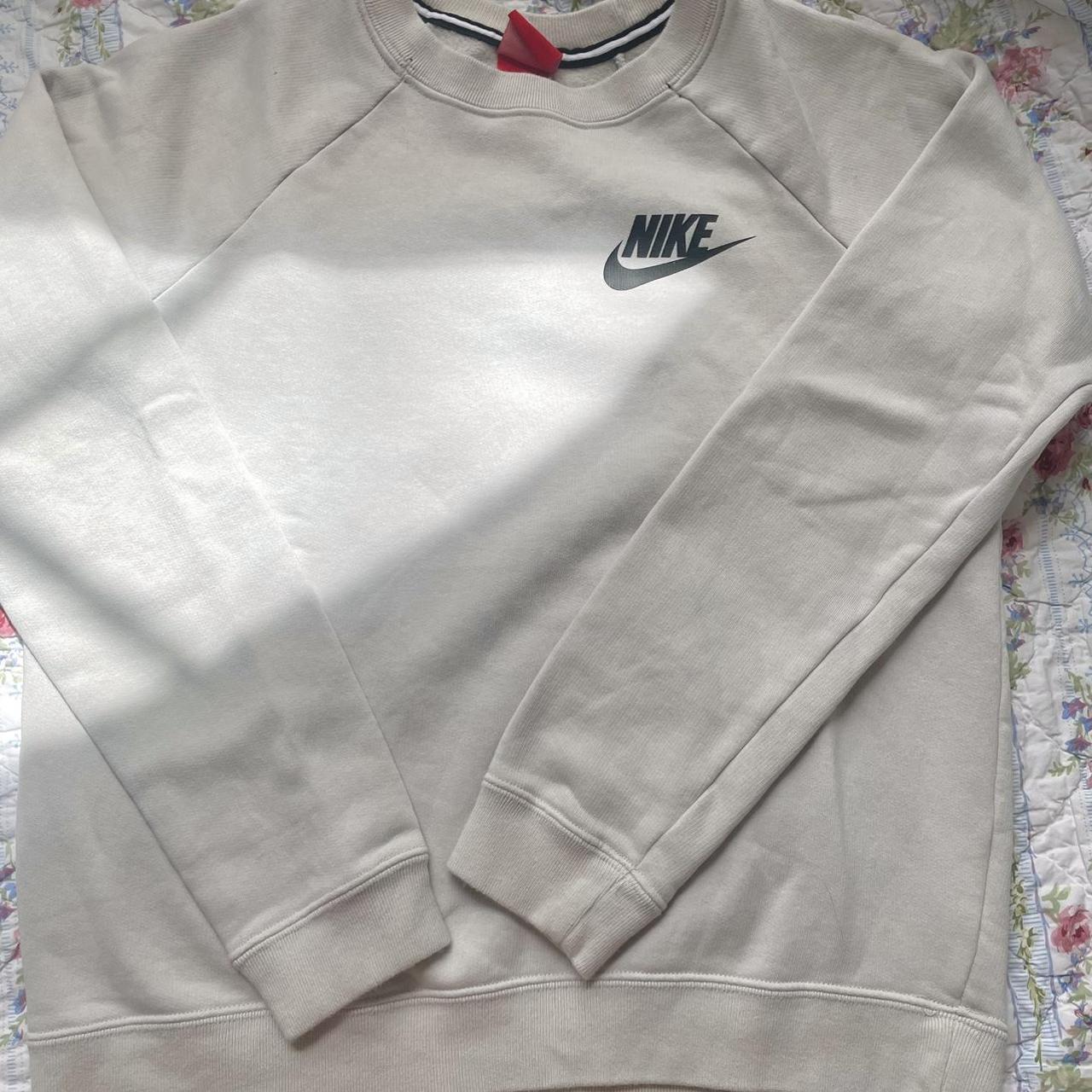 nike cream crewneck sweatshirt