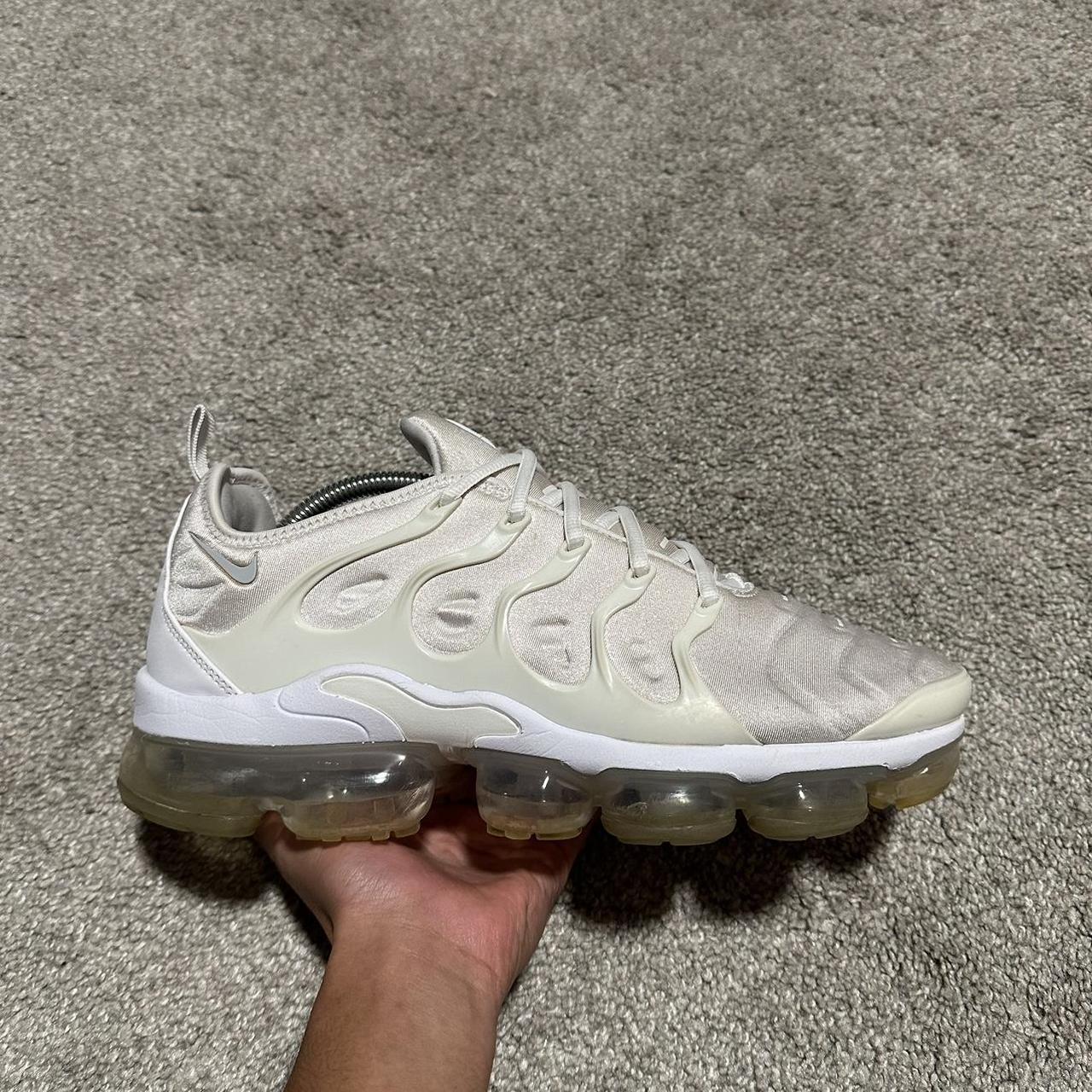 Vapormax plus clearance white and gold