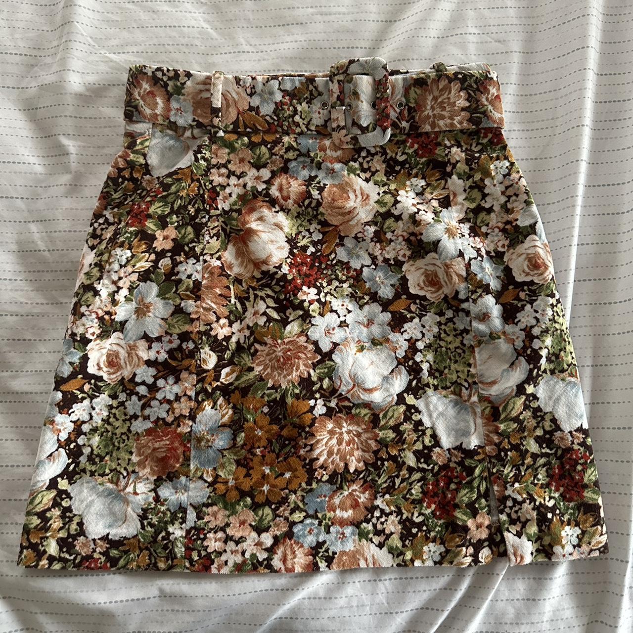 Zara Floral Mini Skirt 🍡 Size: XS Skirt has only... - Depop