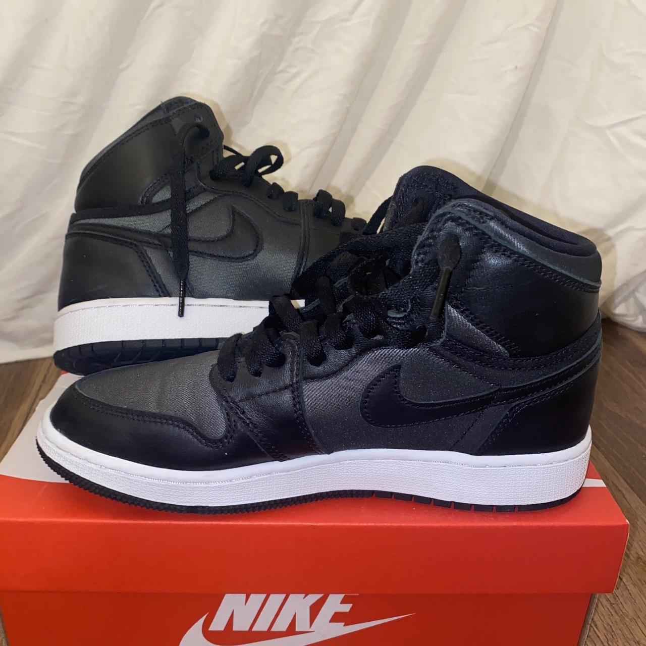 Nike air jordan 1 retro high og black satin best sale