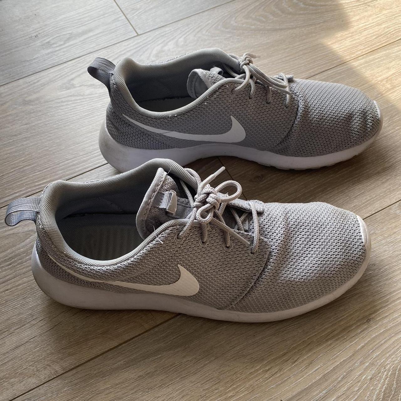 Nike Roshe Run Trainers Grey and White Men s Size