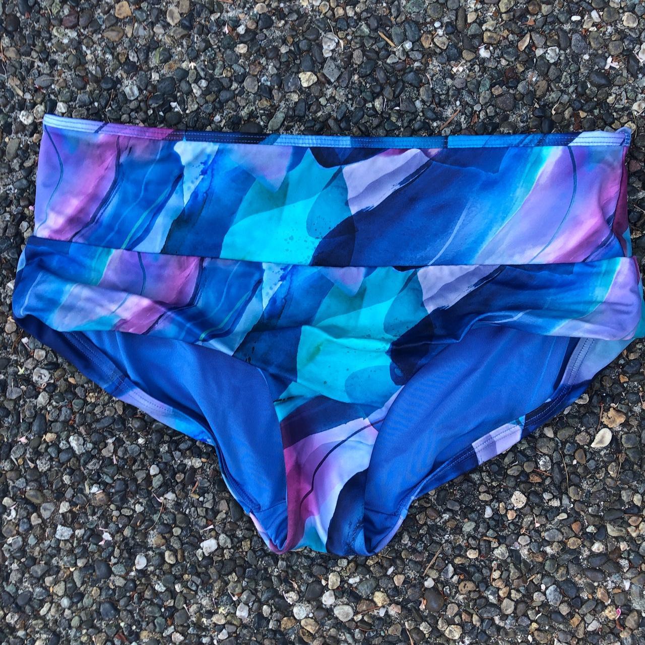 Athleta high rise bikini bottoms Beautiful print... Depop