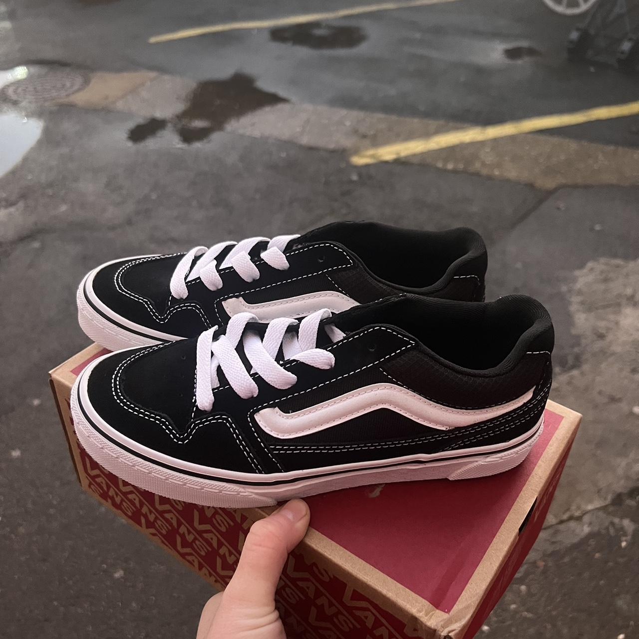 Black and white vans hotsell size 3.5