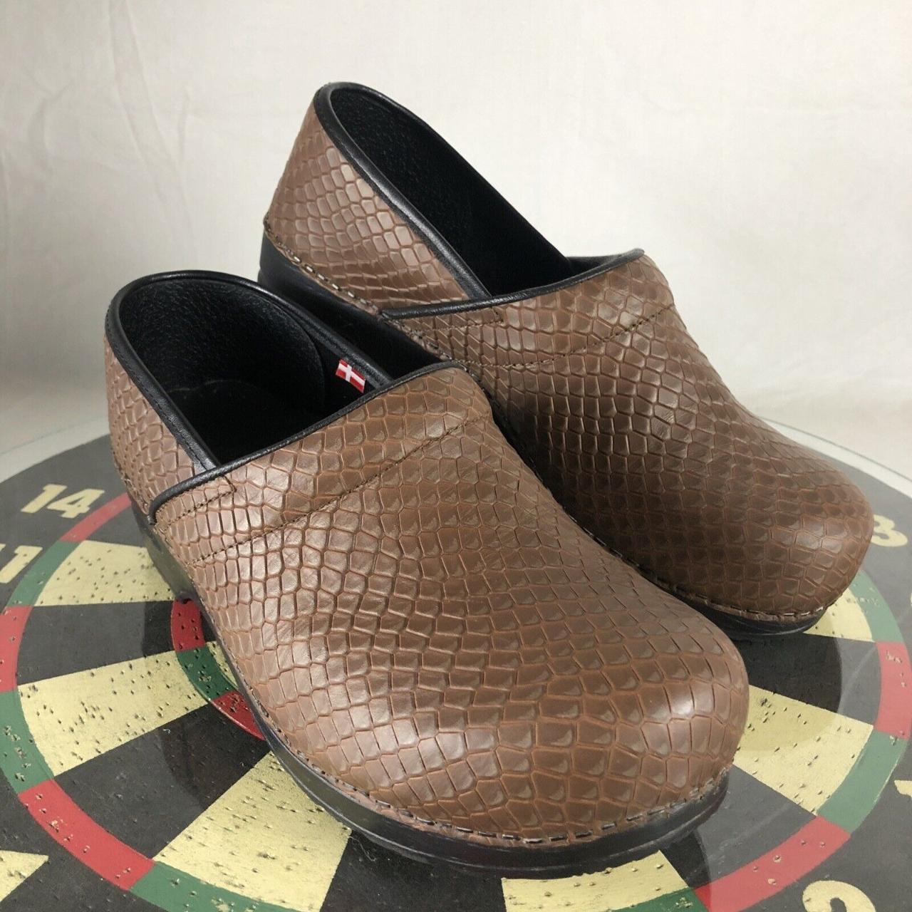 These size 42 or about 10.5 11 in women Sanita clogs