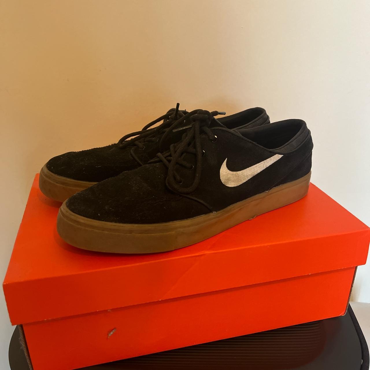 Nike janoski clearance black brown sole