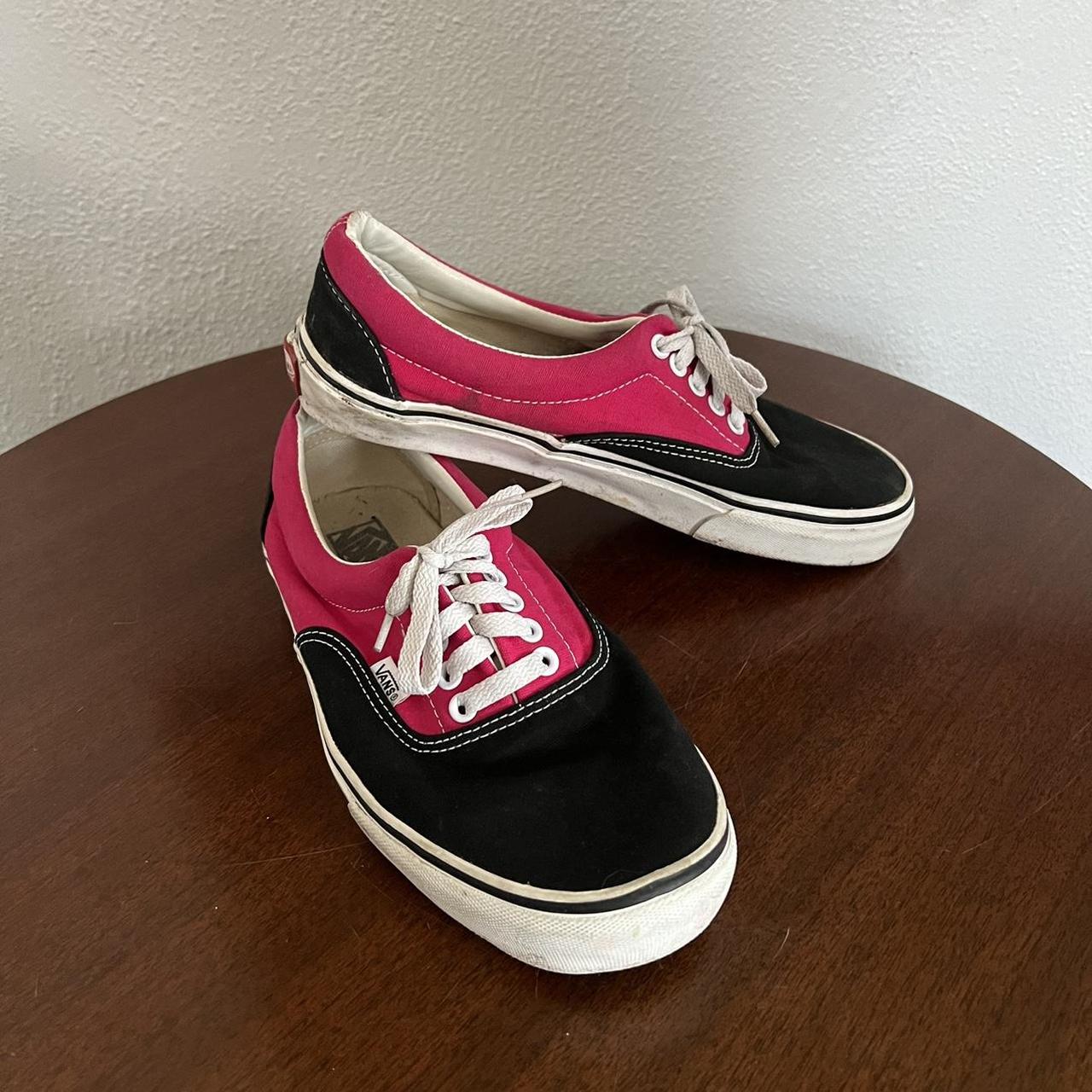 Black and hot pink hot sale vans