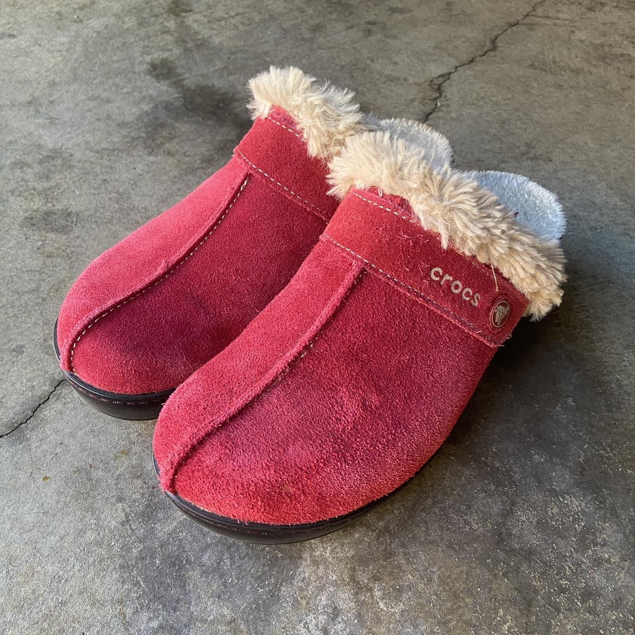 Red crocs best sale with fur