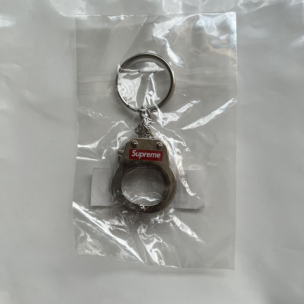 お試し価格！ Supreme handcuffs keychain | www.takalamtech.com