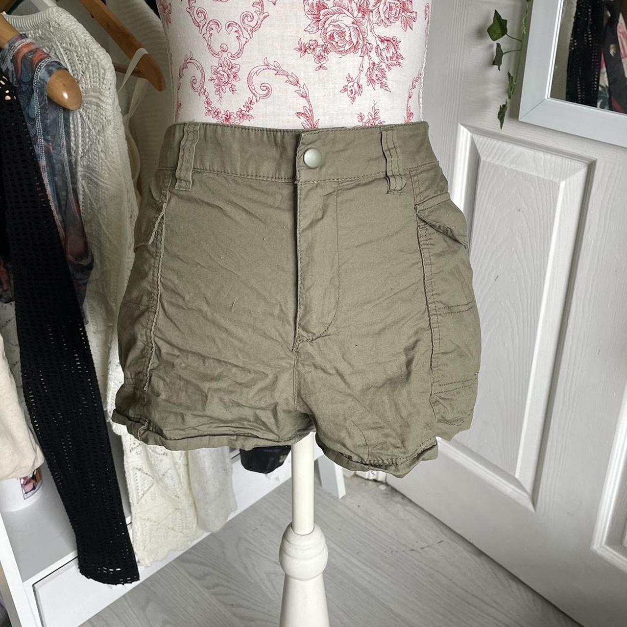 H&M cargo shorts 🌿 • cute for autumn • roll up a... Depop