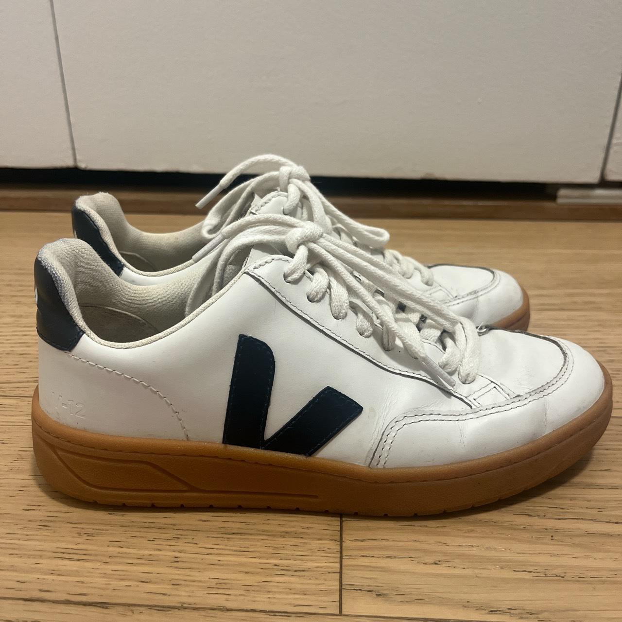 vejas black and white