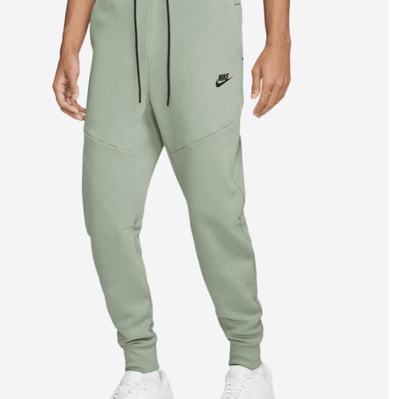 Mens green outlet nike joggers