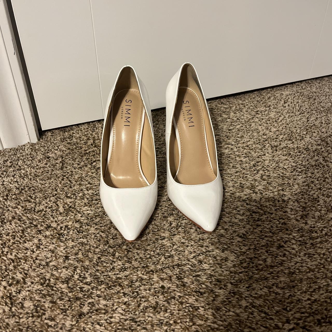 White pumps sales size 6