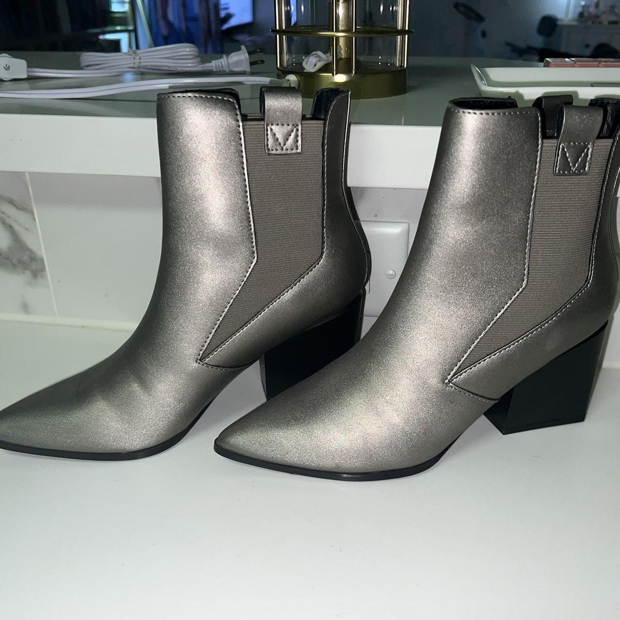 Kendall and kylie orders silver boots