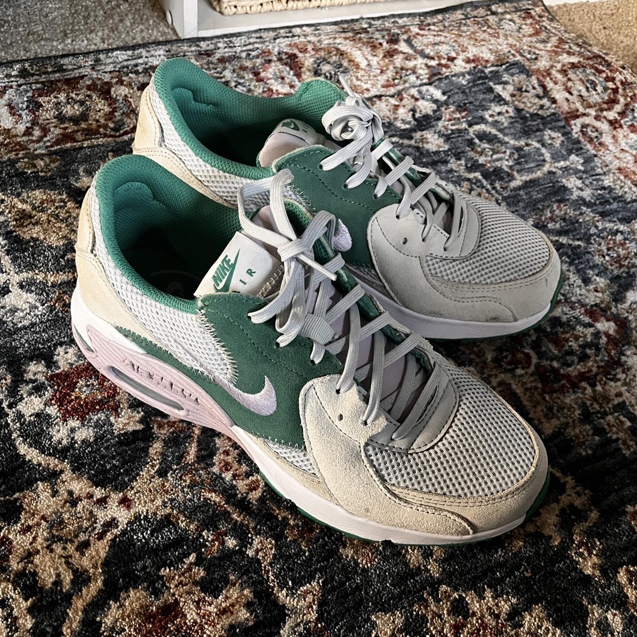 Nike Women's Cream and Green Trainers | Depop