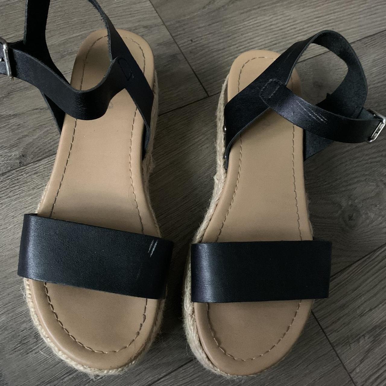 Scotch & Soda Women's Black and Cream Sandals | Depop