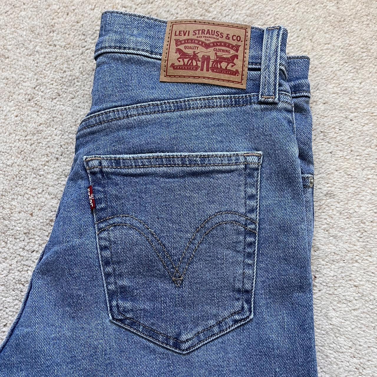 Levi’s high waisted mom jean in light wash. W26 L29.... - Depop