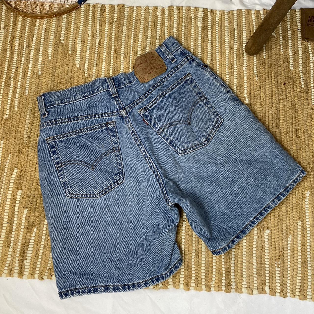 levi’s daddy mowin shorts small stain fits women’s 8 - Depop
