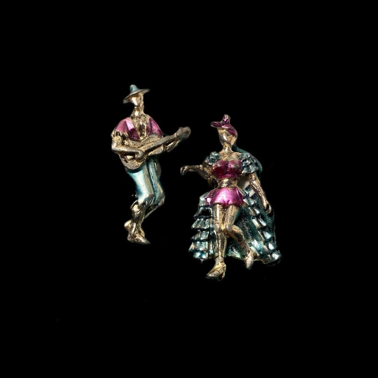 Set of 2 vintage Pins - set of 2 vintage pins, - Depop