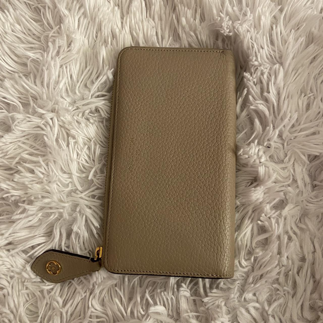 Louis Vuitton card holder hardly used in great - Depop