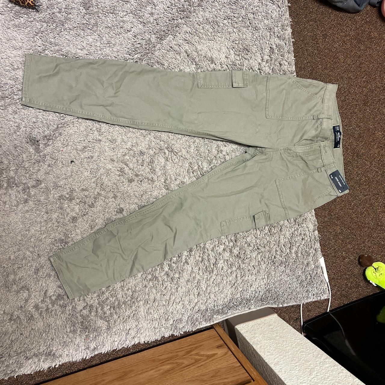 Hollister green cargo's never worn doesn't have a - Depop