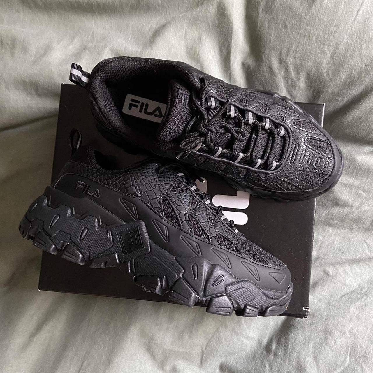 Fila black 2024 trainers womens