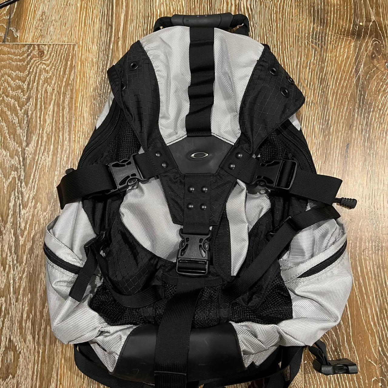 Oakley icon hotsell 1.0 backpack