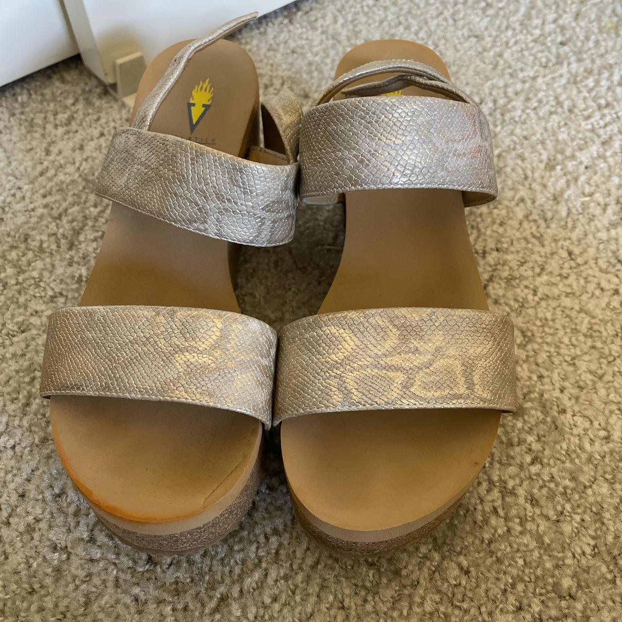 item listed by victoriascloset13