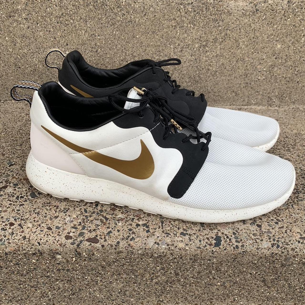 Nike roshe run mens white and gold online