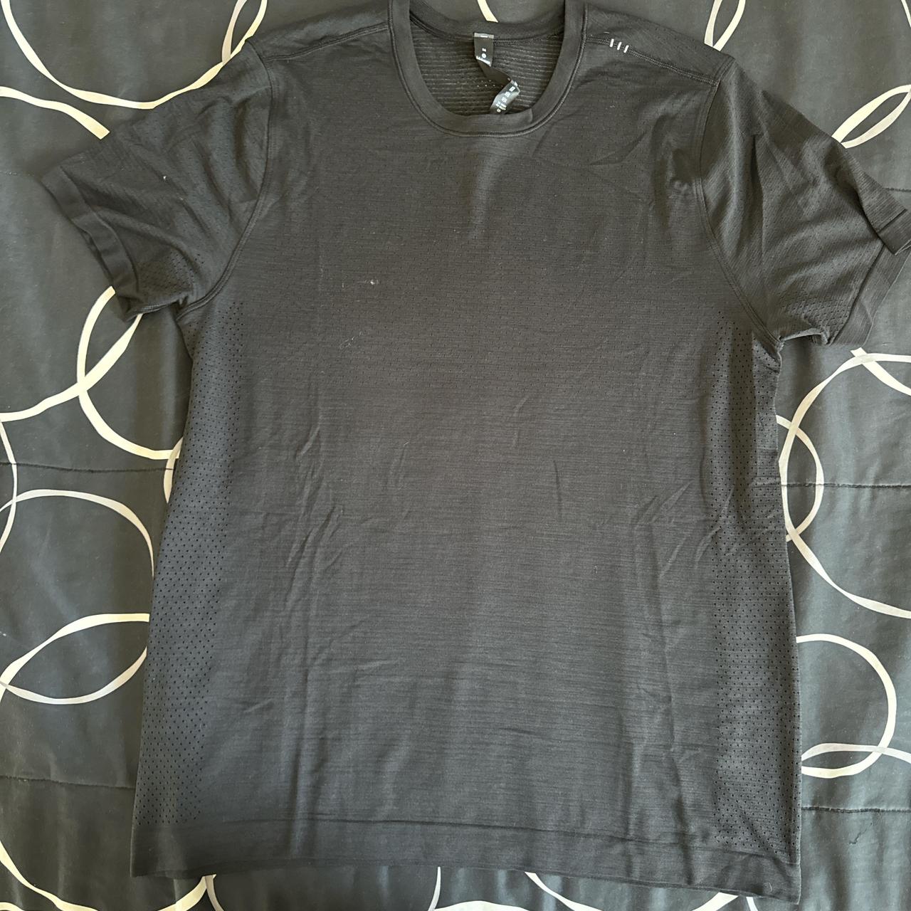 Men's size M. Lululemon T shirt - Depop