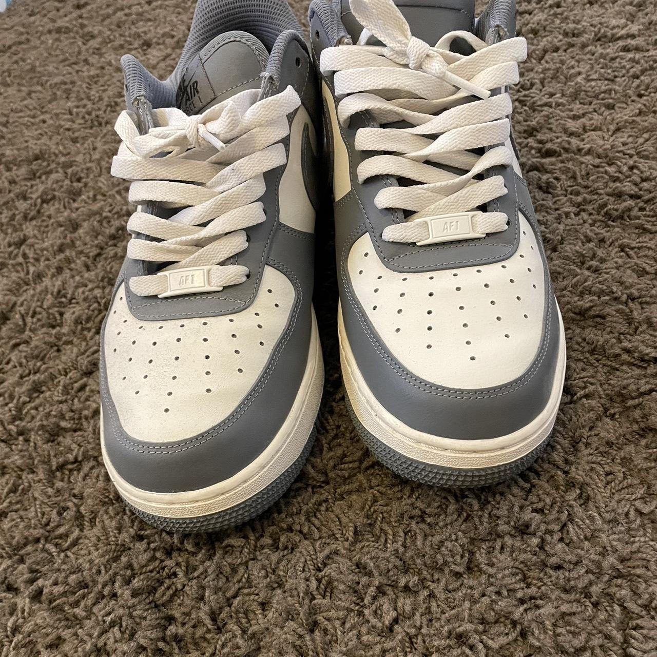 Nike Men's Grey and Cream Trainers | Depop